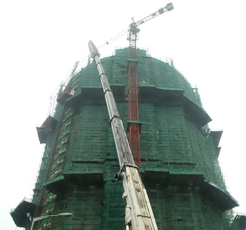 丰宁吊车在工地上作业